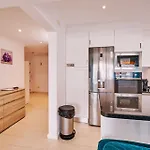 Monaco Mit Pool 아파트 *